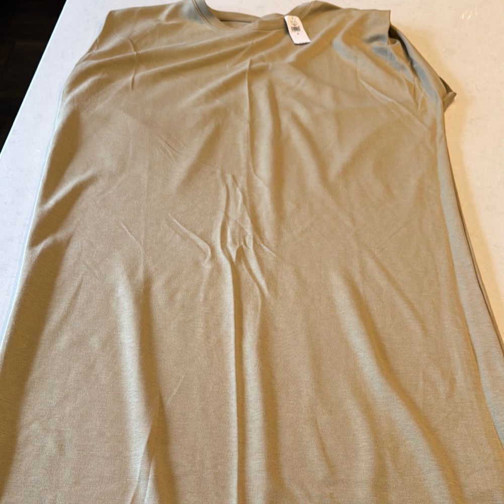 Gap women’s dress size medium with tags nice cap sleeves. Plenty generous.